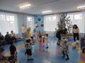 ВОСПИТАННИКИ ПЕРВОЙ МЛАДШЕЙ ГРУППЫ С ПЕСНЯМИ И ПЛЯСКАМИ ВСТРЕТИЛИ НОВЫЙ ГОД!