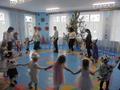 ВОСПИТАННИКИ ПЕРВОЙ МЛАДШЕЙ ГРУППЫ С ПЕСНЯМИ И ПЛЯСКАМИ ВСТРЕТИЛИ НОВЫЙ ГОД!